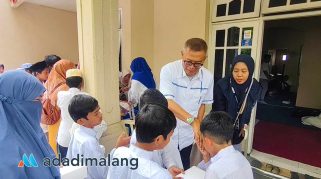 Ketua DPD PAN Kota Malang, Eko Hadi Purnomo saat menyambut kedatangan para anak yatim di kantornya pagi tadi (Foto : Agus Yuwono)