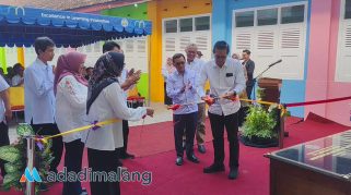 Rektor Universitas Negeri Malang (UM), Prof. Dr. Hariyono, M.Pd., saat menggunting pita sebagai tanda peresmian 2 TK Lab UM pagi tadi (Foto : Agus Y)