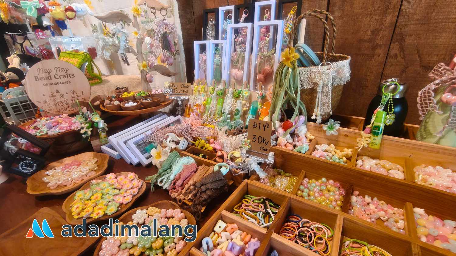 Berbagai produk souvenir karya UMKM Lokal juga turut diikutsertakan dalam wedding showcase kali ini (Foto : Agus Yuwono)