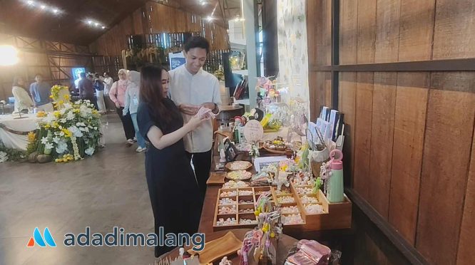 Pengunjung Araya Arcade Garden Serenity – A Destination Wedding Showcase mencoba memilih berbagai souvenir produk UMKM yang turut ditampilkan (Foto : Agus Yuwono)