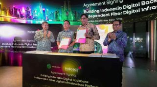 Vikram Sinha - President Director & CEO Indosat Ooredoo Hutchison menandatangani perjanjian investasi pembentukan perusahaan patungan (joint venture) untuk membangun sebuah platform serat optik digital terkemuka di Indonesia (“FiberCo”).