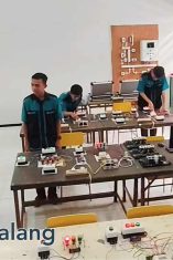 Gubernur Jawa Timur, Dr. Hj. Khofifah Indar Parawansa, MSi., saat memberikan meninjau di SMKN 2 Singosari siang tadi (Foto : Agus Yuwono)