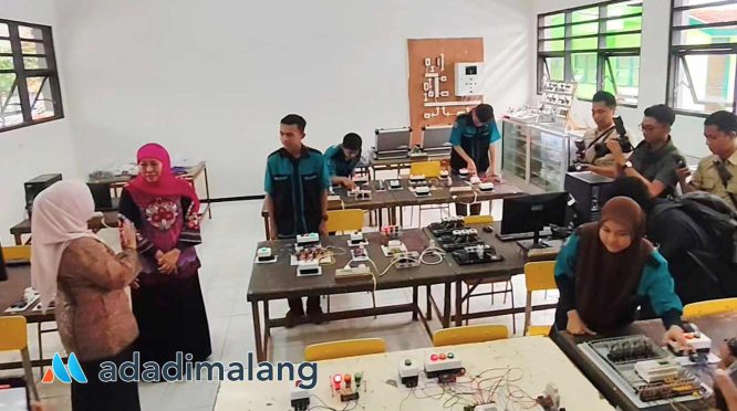 Gubernur Jawa Timur, Dr. Hj. Khofifah Indar Parawansa, MSi., saat memberikan meninjau di SMKN 2 Singosari siang tadi (Foto : Agus Yuwono)