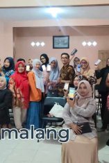 Para peserta pelatihan menunjukkan hasil praktik membuat materi promosi yang menarik dengan memanfaatkan AI (foto : Agus Yuwono)