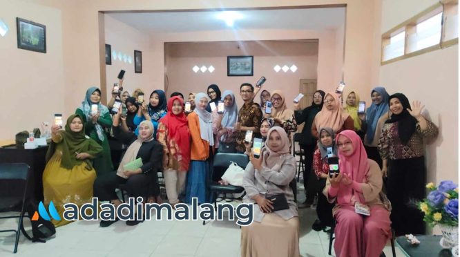 Para peserta pelatihan menunjukkan hasil praktik membuat materi promosi yang menarik dengan memanfaatkan AI (foto : Agus Yuwono)