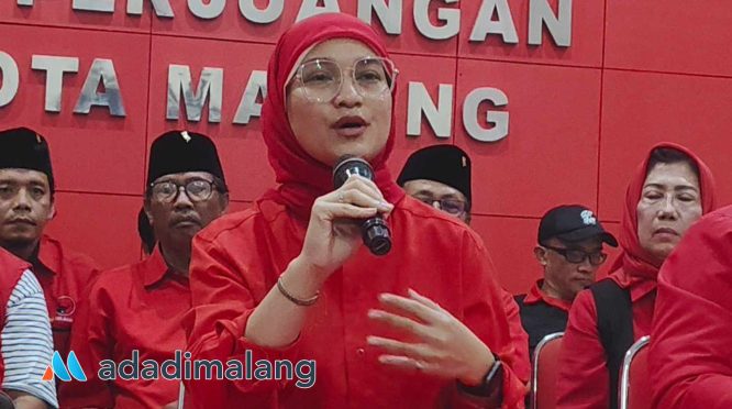 Ketua DPC PDIP Kota Malang,Amithya RatangganiSirraduhita, SS., saat memberikan keterangan kepada awak media sore tadi (Foto : Agus Yuwono)
