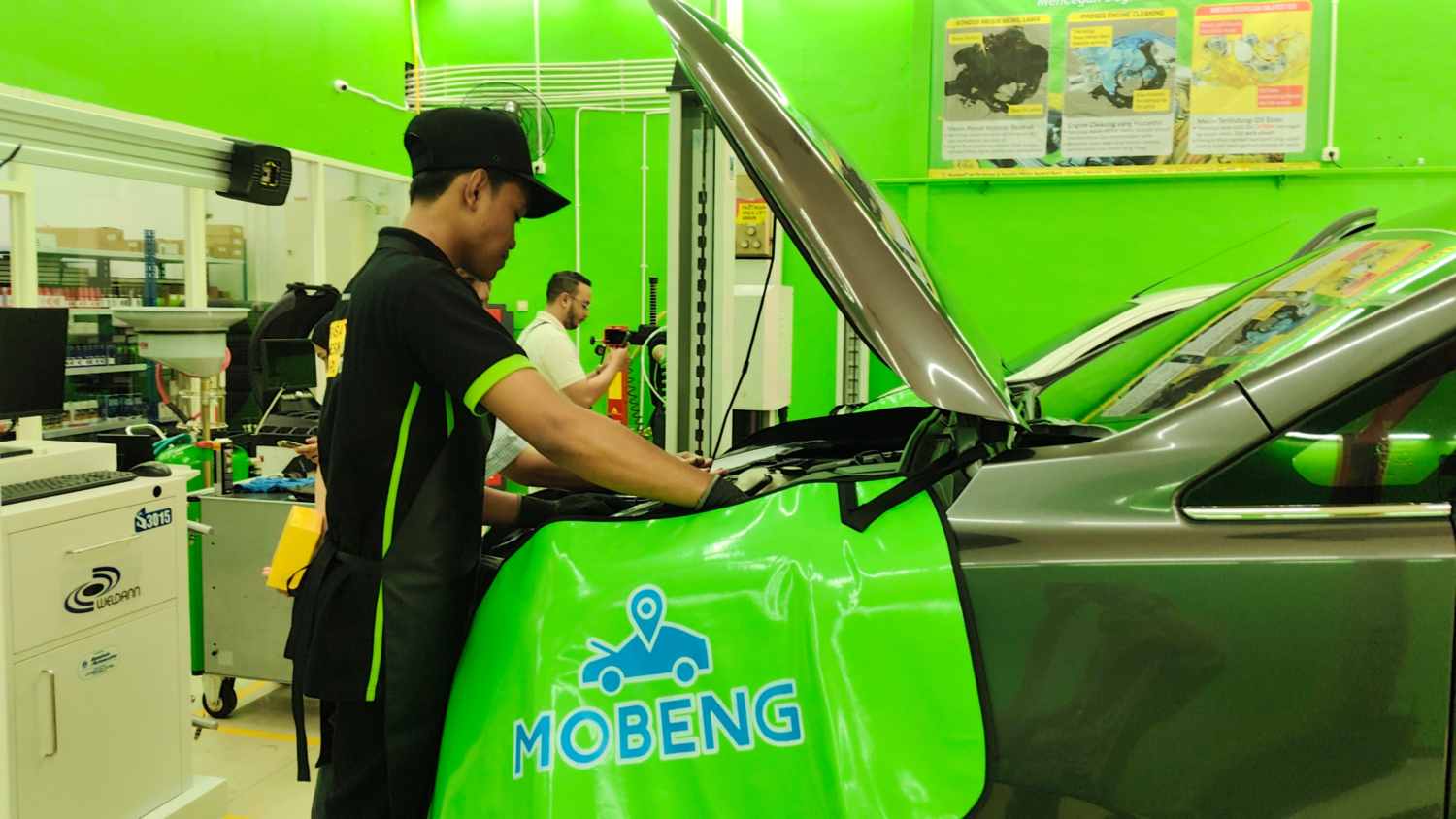 Teknisi Mobeng saat melakukan perbaikan mobil customernya usai pembukaanMobeng di kota Malang pagi tadi (Foto : Agus Yuwono)