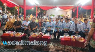 Wakil Ketua DPRD Kota Malang, Trio Agus Purwono, S,TP., (mengenakan safari abu-abu) saat menghadiri peresmian Alun-Alun Merdeka Malang (Foto : Agus Yuwono)