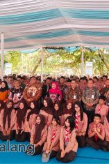 Gubernur Jawa Timur, Dr. Hj. Khofifah Indar Parawansa, MSi., bersama Kepala Dinas Pendidikan Provinsi Jawa Timur dan perwakilan SMA, SMK,SLB penerima bantuan Rehabilitasi&Revitalisasi Bangunan serta siswa SMKN 2 Singosari siang tadi (Foto : Agus Yuwono)