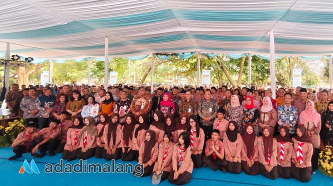 Gubernur Jawa Timur, Dr. Hj. Khofifah Indar Parawansa, MSi., bersama Kepala Dinas Pendidikan Provinsi Jawa Timur dan perwakilan SMA, SMK,SLB penerima bantuan Rehabilitasi&Revitalisasi Bangunan serta siswa SMKN 2 Singosari siang tadi (Foto : Agus Yuwono)