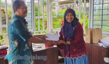 Ketua Koperasi Jasa Glintung Go Green Miesiana Wiedhiharti menyerahkan bantuan dana pendidikan kepada Dekopinda kota Malang (Foto : Agus Y)