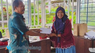 Ketua Koperasi Jasa Glintung Go Green Miesiana Wiedhiharti menyerahkan bantuan dana pendidikan kepada Dekopinda kota Malang (Foto : Agus Y)