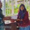 Ketua Koperasi Jasa Glintung Go Green Miesiana Wiedhiharti menyerahkan bantuan dana pendidikan kepada Dekopinda kota Malang (Foto : Agus Y)