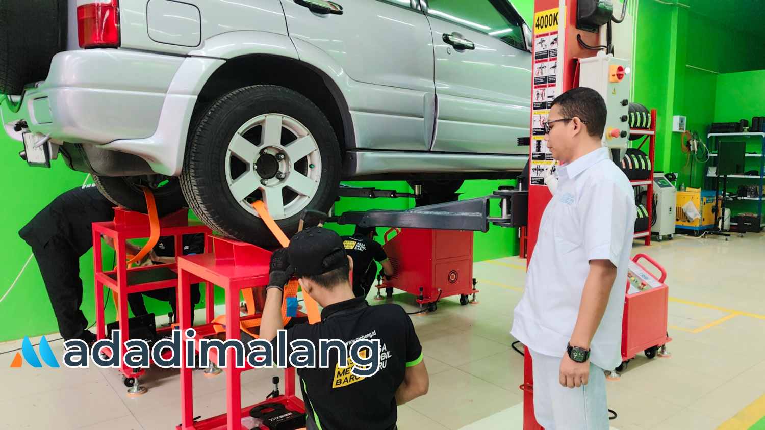 Pengecekan safety kendaraan sebelum dilakukan shaking untuk pengecekan kaki-kaki mobil di Mobeng kota Malang (Foto : Agus Yuwono)