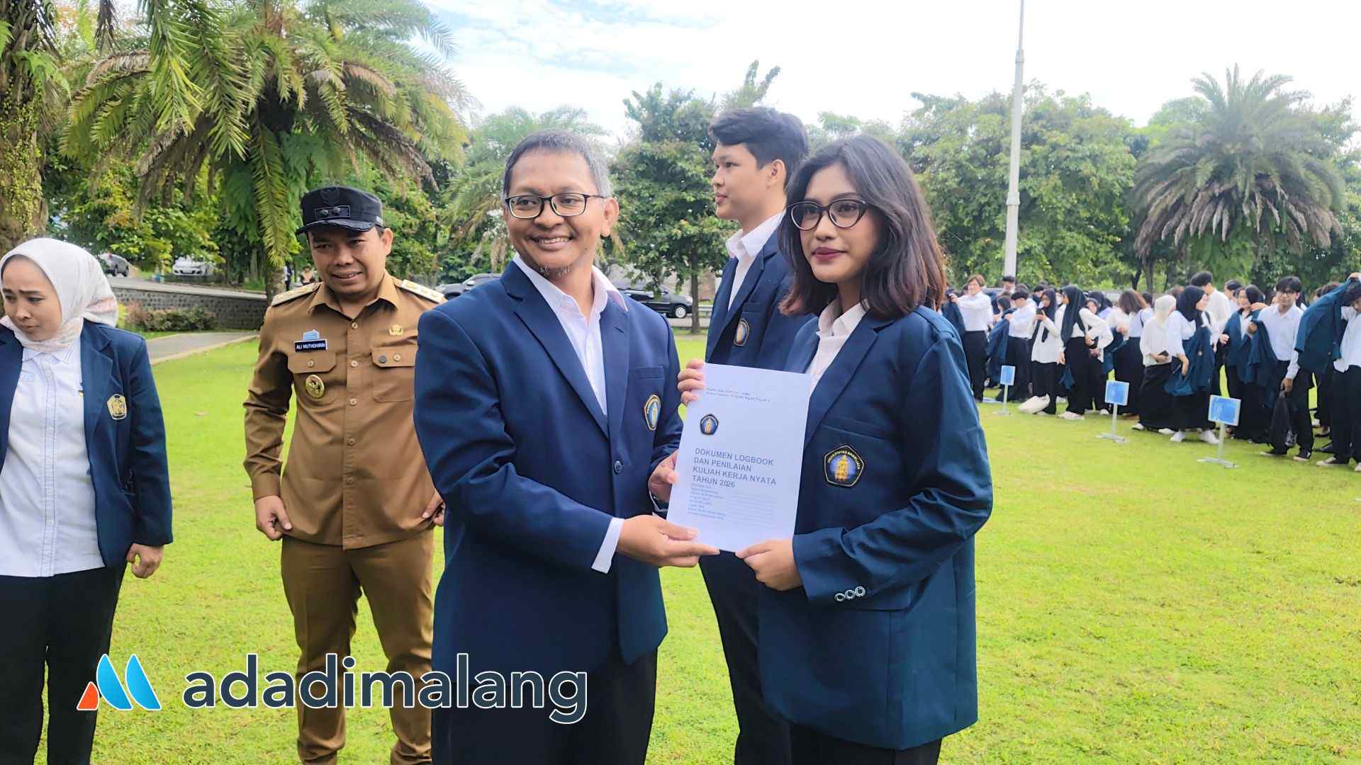 Dekan Vokasi UB menyerahkan Form Laporan kegiatan KKN kepada salah satu mahasiswanya sebelum diberangkatkan KKN (Foto : Agus Y)