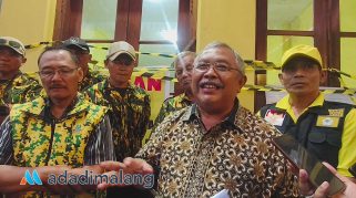 Anggota Dewan Pertimbangan Partai Golkar Kota Malang, Agus Sukamto saat memberikan keterangan kepada wartawan sore tadi (Foto : Agus Yuwono)
