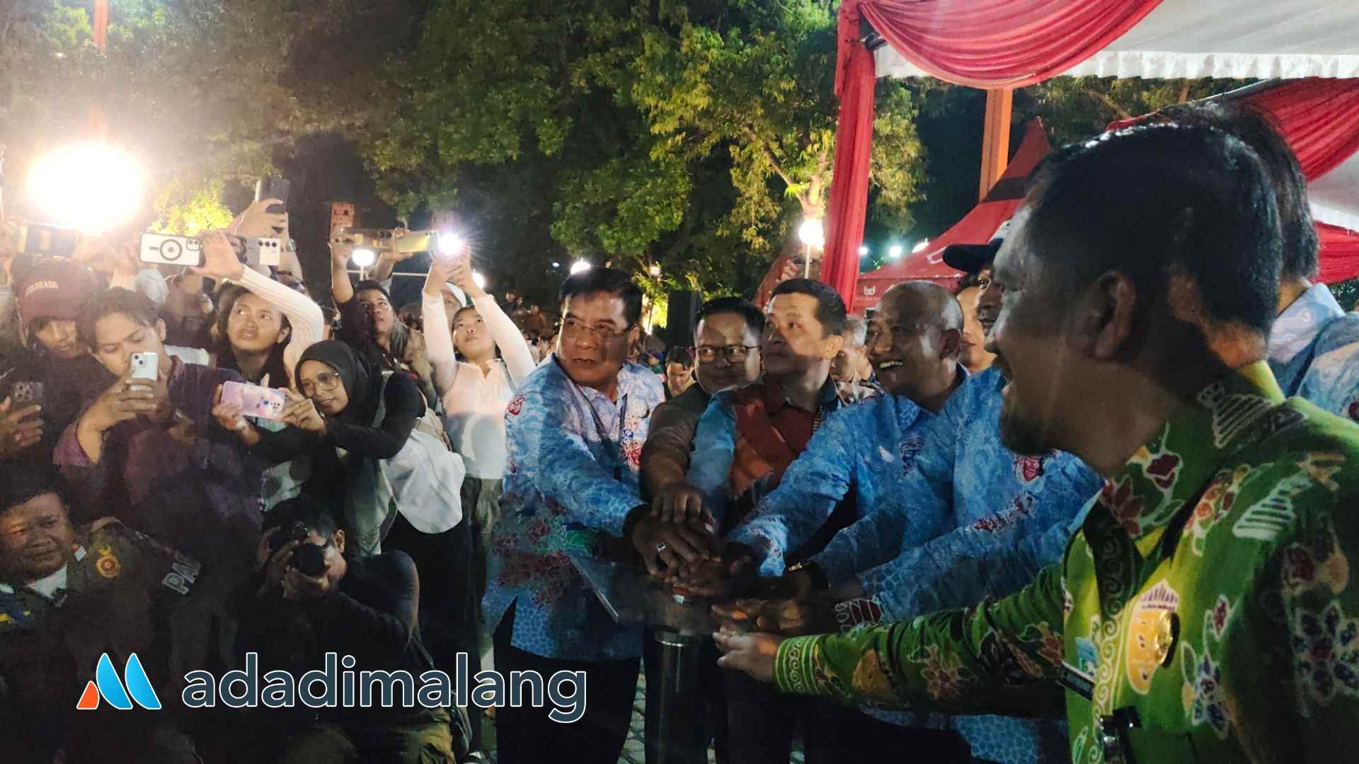 Pemencetan sirine tanda diresmikannya Alun-Alun Merdeka Malang (Foto : Agus Yuwono)