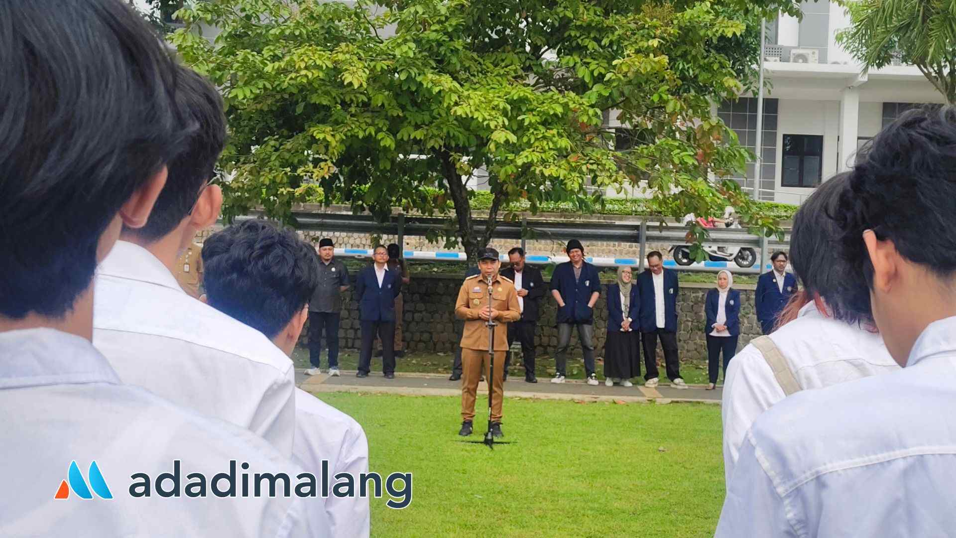 Wakil Wali Kota Malang, Ali Muthohirin saat memberikan sambutan sebelum memberangkatkan mahasiswa Vokasi UB untuk KKN di 23 kelurahan di Kota Malang (Foto : Agus Y)
