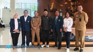 Wakil Wali Kota Malang dan Angggota DPRD Kota Malang mengabadikan momen bersama sivitas akademika Vokasi UB di kampus Dieng UB pagi tadi (Foto : Agus Y)