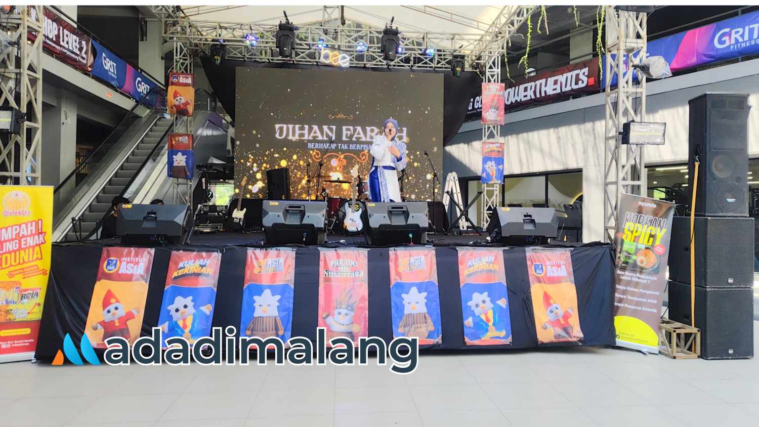 Salahsatu penampilan hiburan di panggung Parade Mie Nusantara Institut ASIA Malang (Foto : Agus Yuwono)