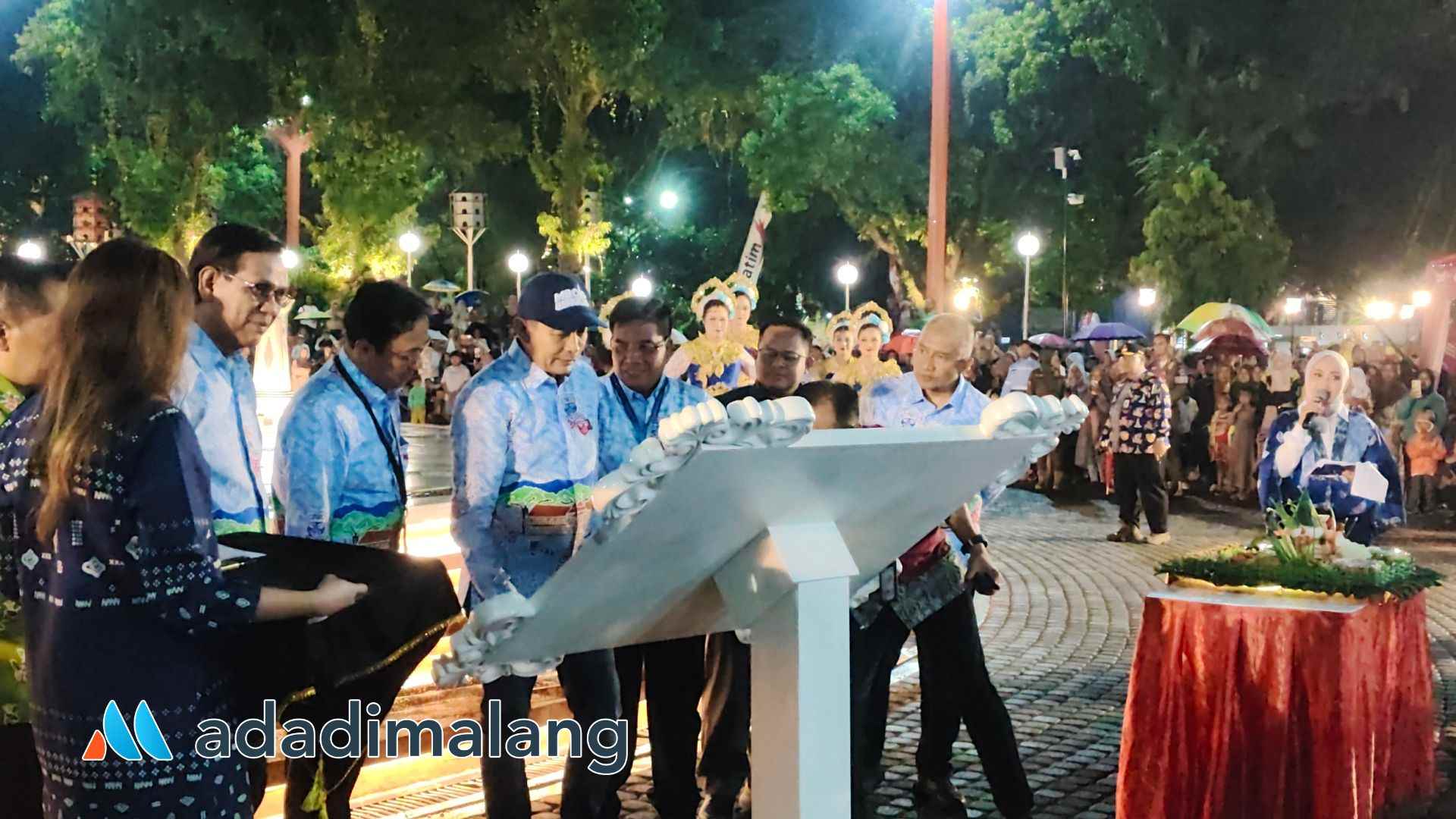 Wali Kota Malang, Dr. Ir. Wahyu Hidayat, MM., saat menandatangani plakat peresmian Alun-Alun Merdeka Malang (Foto : Agus Yuwono)
