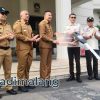 Wali Kota Malang Dr. Ir. Wahyu Hidayat, MM., secara simbolis menyerahkan bantuan mobil operasional keliling kepada Kepala UPT PPD Malang Kota (Foto : Agus Yuwono)