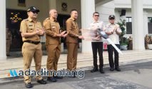 Wali Kota Malang Dr. Ir. Wahyu Hidayat, MM., secara simbolis menyerahkan bantuan mobil operasional keliling kepada Kepala UPT PPD Malang Kota (Foto : Agus Yuwono)