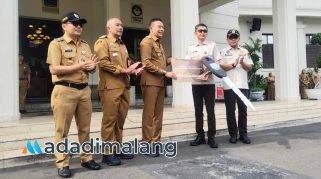 Wali Kota Malang Dr. Ir. Wahyu Hidayat, MM., secara simbolis menyerahkan bantuan mobil operasional keliling kepada Kepala UPT PPD Malang Kota (Foto : Agus Yuwono)