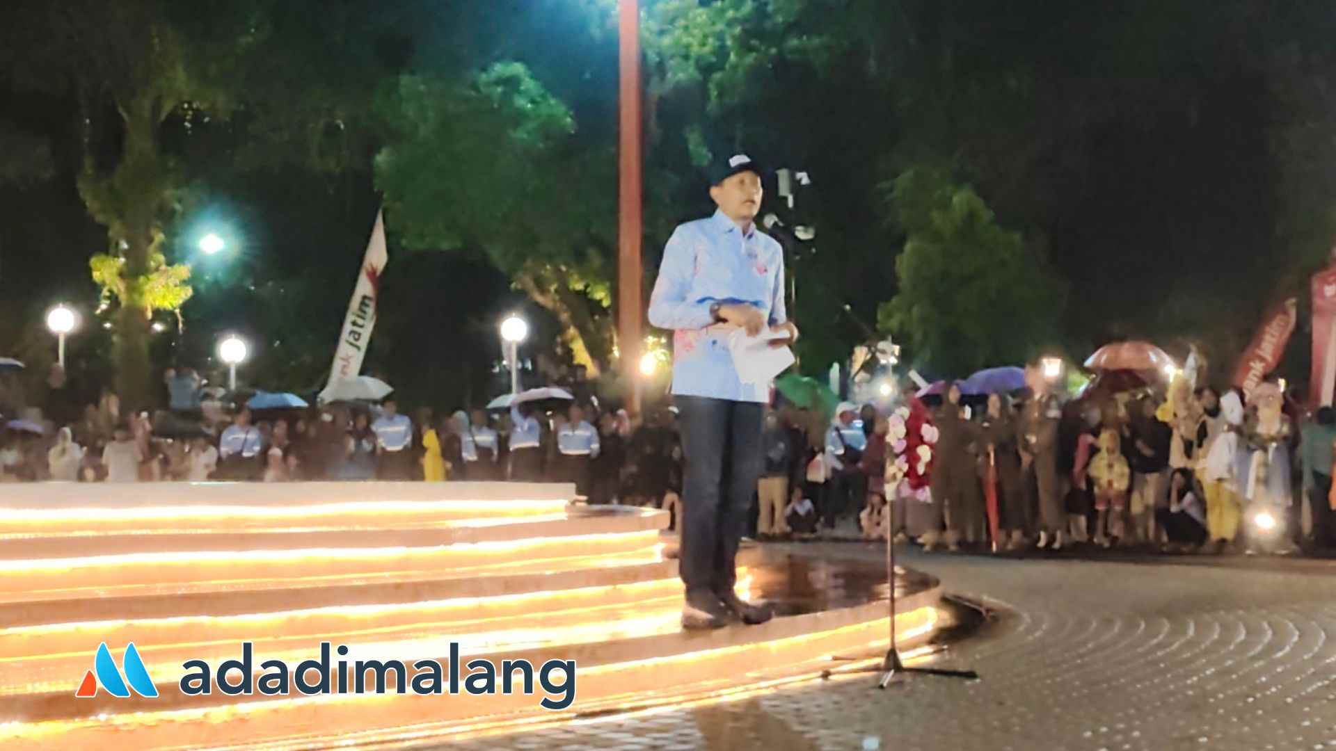 Wali Kota Malang, Dr. Ir.Wahyu Hidayat, MM., saat memberikan sambutan sebelum meresmikan Alun-Alun Merdeka Malang (Foto : Agus Yuwono)