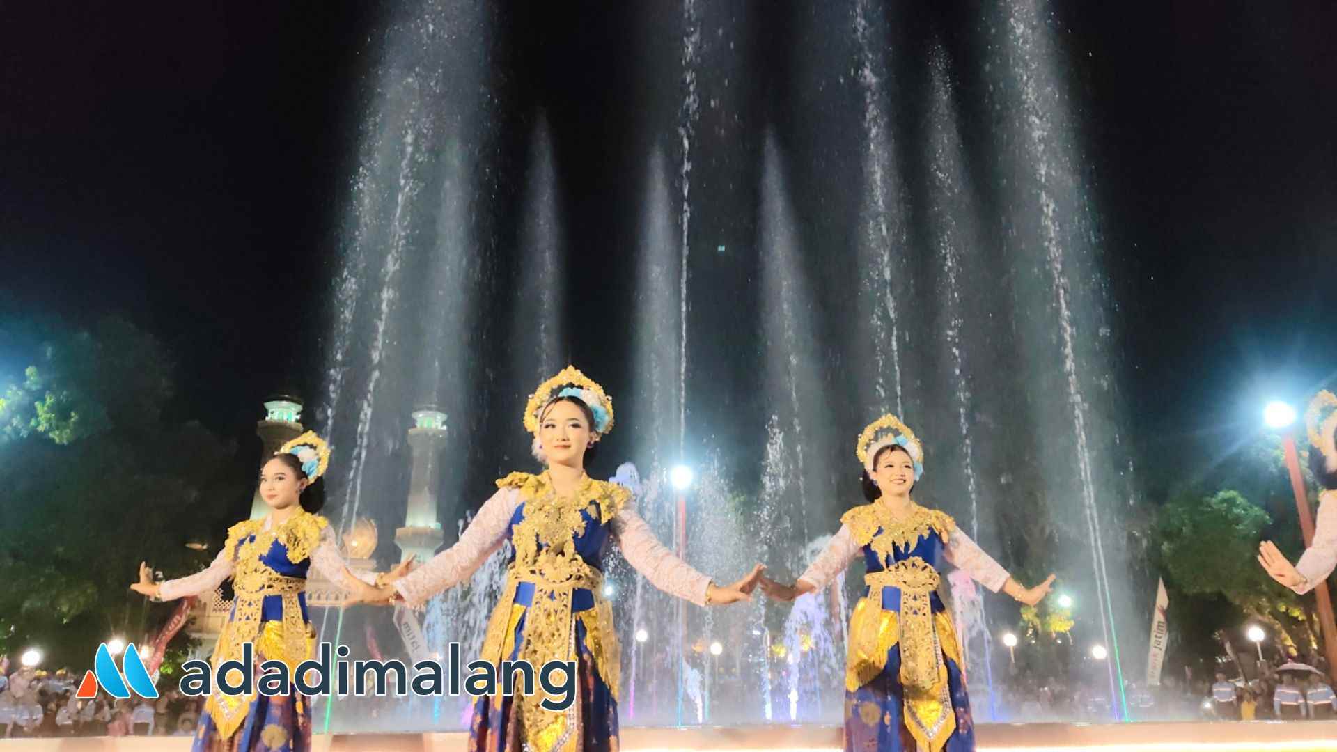 Suasana dan pemandangan air mancur Alun-Alun Merdeka Malang usai peresmian malam tadi (Foto : Agus Yuwono)