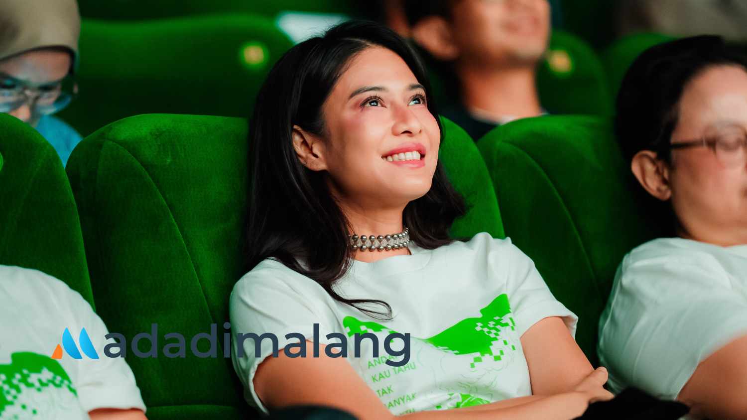 Dian Sastrowardoyo yang berperan sebagai Ibu saat menikmati film Esok Tanpa Ibu (Foto : POPLICIST)