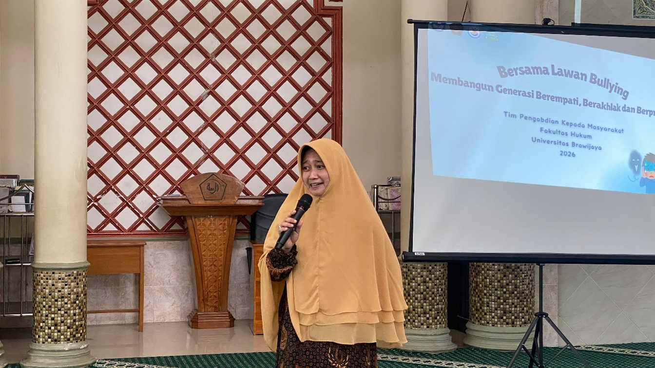 Dosen FH UB saat memaparkan materinya terkait bullying hingga cyber bullying yang kerap terjadi saat ini (Foto : Ist)