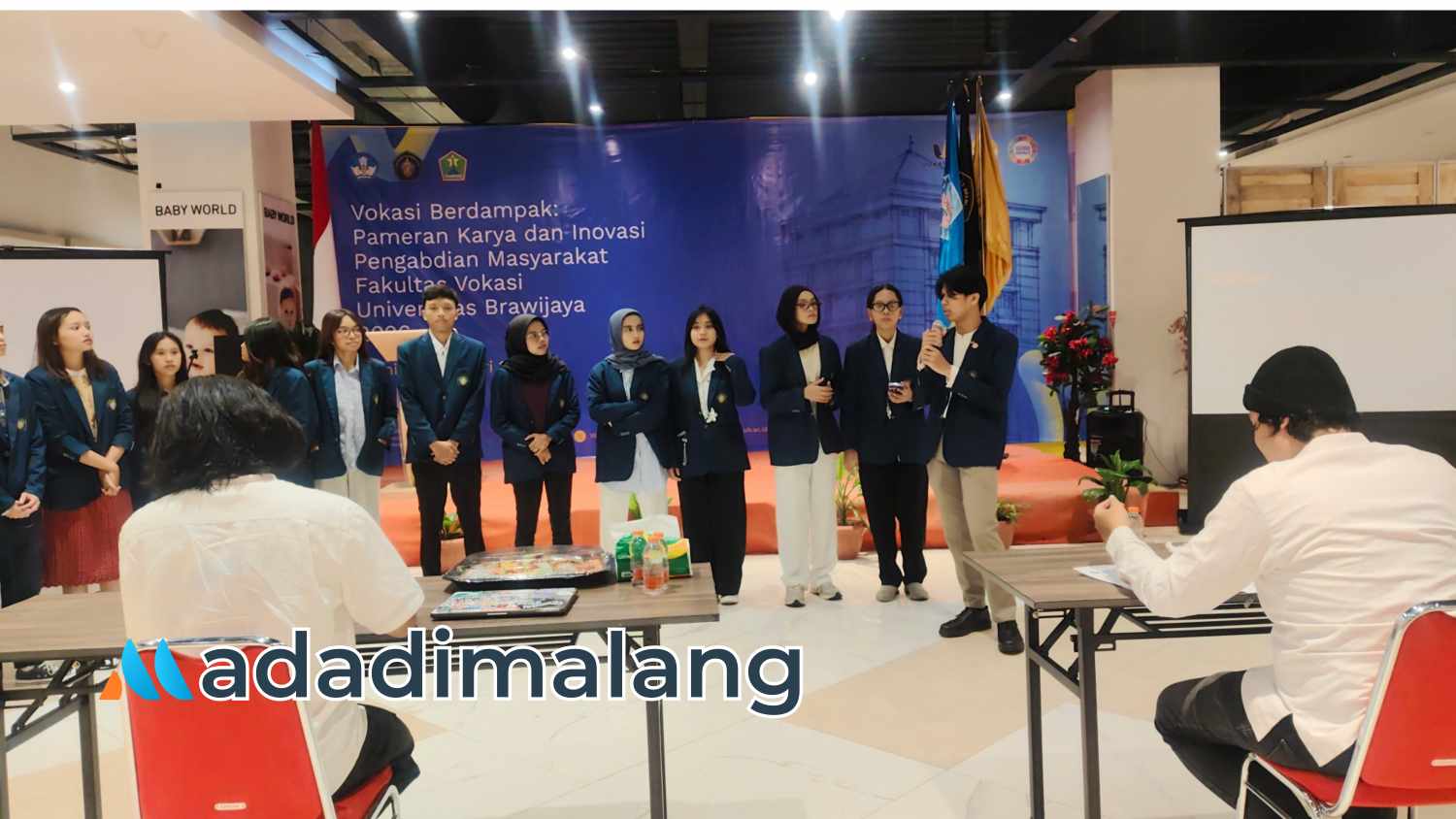 Setiap kelompok KKN mahasiswa Vokasi UB juga mempresentasikan laporan kegiatan KKN mereka secara terbuka secara bergantian (Foto : Agus Yuwono)