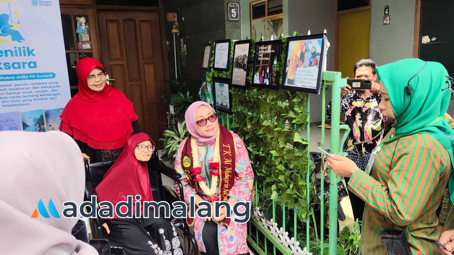 Menteri Pemberdayaan Perempuan dan Perlindungan Anak (PPPA) RI, Dra. Hj. Arifatul Choiri Fauzi, M.Si., saat bersama salah saru warga RW 19 Purwantoro yang merupakan penyandang difabel namun produktif menulis buku (Foto : Agus Yuwono)