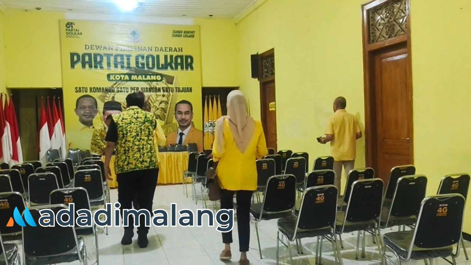 Djoko Prihatin dan Pengurus DPD Golkar Kota Malang memasuki kantor DPD Golkar kota Malang usai pembukaan segel sore tadi (Foto : Agus Yuwono)