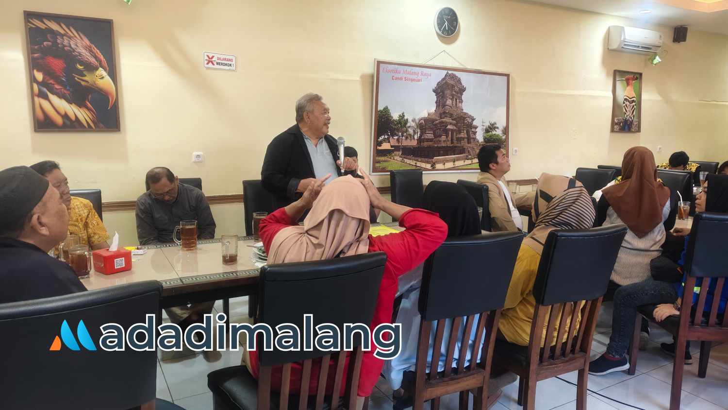 Anggota Wantimbang Golkar Kota Malang,Agus Sukamto saat berkordinasi dengan perwakilan kader partai Golkar kota Malang sore tadi (Foto : Agus Yuwono)