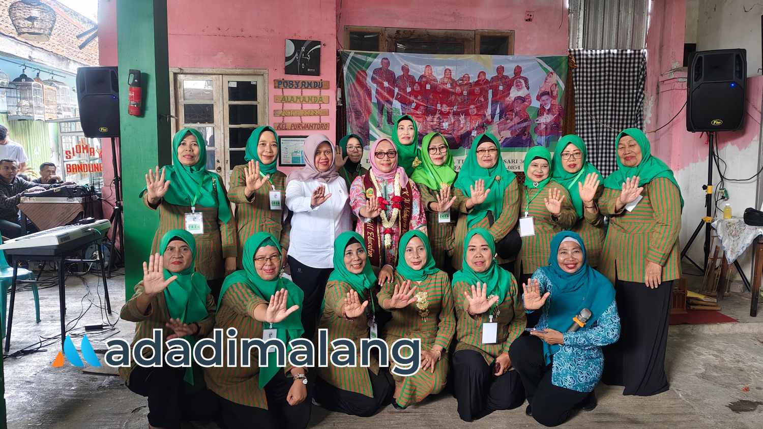 Menteri Pemberdayaan Perempuan dan Perlindungan Anak (PPPA) RI, Dra. Hj. Arifatul Choiri Fauzi, M.Si., saat bersama Dewi Godong RW 19 Purwantoro di Wonosari Go Green (Foto : Agus Yuwono)