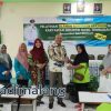 Kepala Dinas Koperasi, PErindustrian dan Perdagangan kota Malang menyerahkan bantuan secara simbolis kepada peserta pelatihan (Foto : Agus Yuwono)