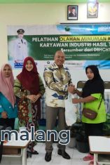 Kepala Dinas Koperasi, PErindustrian dan Perdagangan kota Malang menyerahkan bantuan secara simbolis kepada peserta pelatihan (Foto : Agus Yuwono)