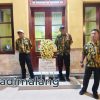 Sejumlah kader Partai Golkar kota Malang meletakkan Karangan bunga di depan Kantor DPD Golkar Kota Malang petang tadi (Foto : Agus Yuwono)