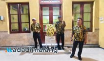 Sejumlah kader Partai Golkar kota Malang meletakkan Karangan bunga di depan Kantor DPD Golkar Kota Malang petang tadi (Foto : Agus Yuwono)