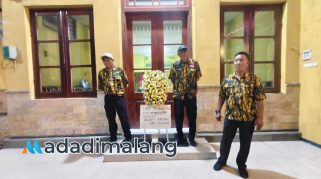 Sejumlah kader Partai Golkar kota Malang meletakkan Karangan bunga di depan Kantor DPD Golkar Kota Malang petang tadi (Foto : Agus Yuwono)