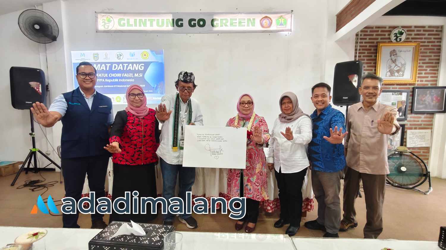 Bambang Irianto bersama pengurus beberapa Kampung Tematik dari berbagai daerah menerima plakat kesan Menteri PPPPA Usai melakukan kunjungan pagi tadi (Foto : Agus Yuwono)
