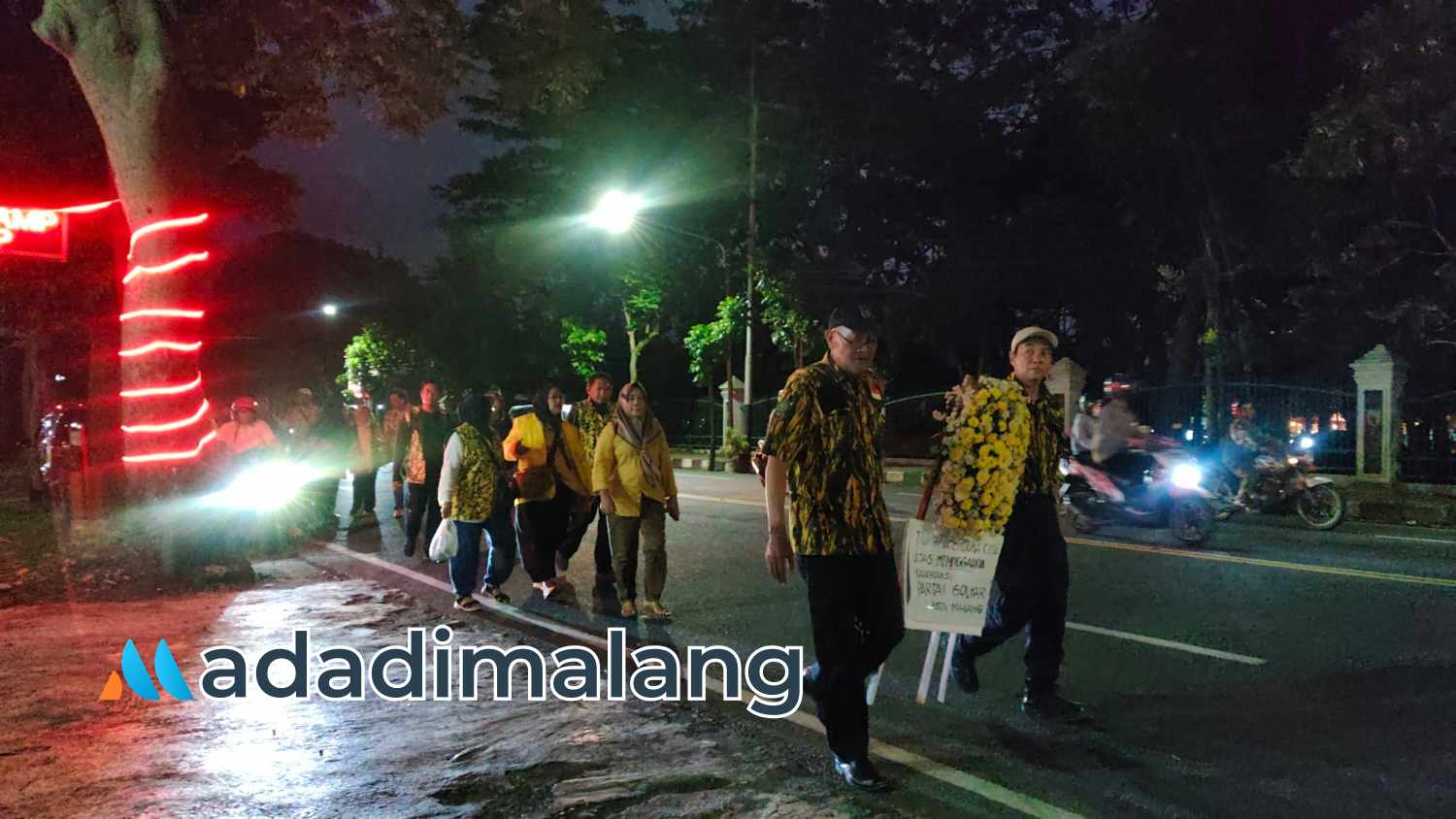 Perwakilan kader Partai Golkar kota Malang melakukan longmarch sembari membawa Karangan Bunga yang akan diletakkan di depan Kantor DPD Partai Golkar kota Malang petang tadi (Foto : Agus Yuwono)