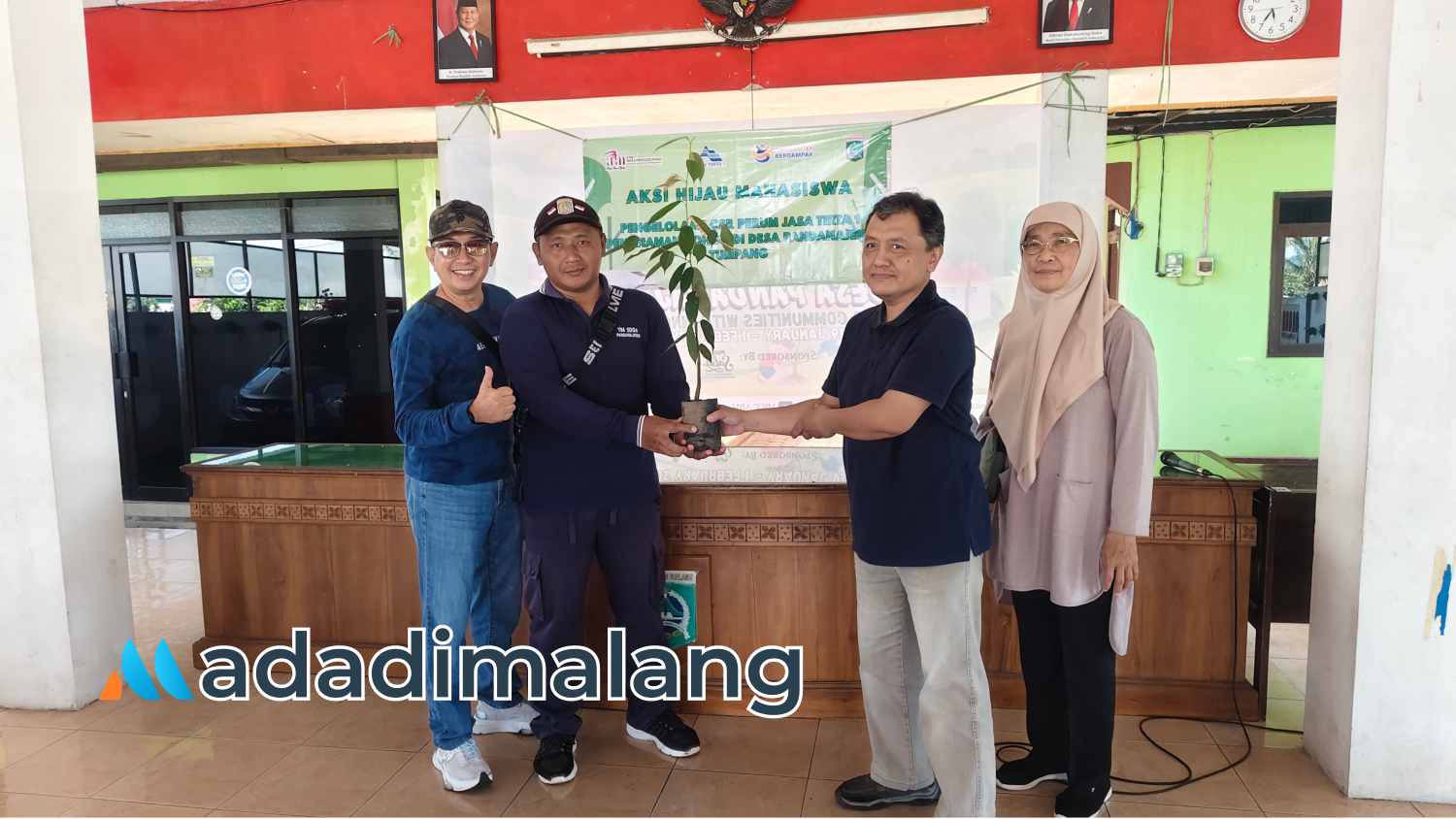 Perwakilan dosen anggota Tim Pengabdian Kepada Masyarakat STIE Malangkuçeçwara secara simbolis menyerahkan bantuan bibit tanaman untuk segera ditanam di desa Pandanajeng Tumpang (Foto : Agus Yuwono)