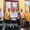 Ketua DPD Partai Golkar Kota Malang terpilih, Djoko Prihatin menunjukkan SK dari DPD Golkar Jatim (Foto : Agus Yuwono)