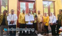 Ketua DPD Partai Golkar Kota Malang terpilih, Djoko Prihatin menunjukkan SK dari DPD Golkar Jatim (Foto : Agus Yuwono)