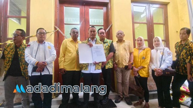 Ketua DPD Partai Golkar Kota Malang terpilih, Djoko Prihatin menunjukkan SK dari DPD Golkar Jatim (Foto : Agus Yuwono)