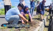 Mahasiswa jenjang Magister di kampus STIE Malangkuçeçwara yakni Budi Cahyono dan Ayu Puspita Sari saat menanam bibit ppohon di desa Pandangajeng Sabtu lalu (Foto : Agus Yuwono)