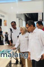 Kepala BPPM dan Dekan Vokasi UB serta Camat Klojen dan tamu undangan saat meninjau berbagai karya dan inovasi mahasiswa Vokasi UB yang ditampilkan dalam kegiatan desiminasi hari ini di Transmart Mall Malang (Foto : Agus Yuwono)